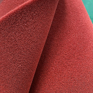 Utilisation de mousse de silicone rouge fonc&eacute; SIP-12-10 sur la machine &agrave; presser