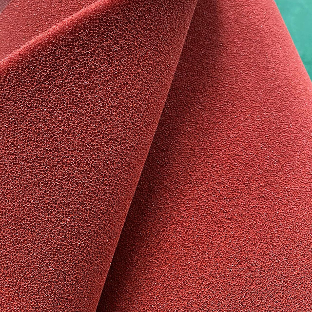 Utilisation de mousse de silicone rouge fonc&eacute; SIP-12-10 sur la machine &agrave; presser