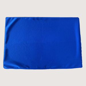 Housse en tissu monobloc avec cordon de serrage personnalis&eacute;, utilis&eacute;e pour la table &agrave; repasser